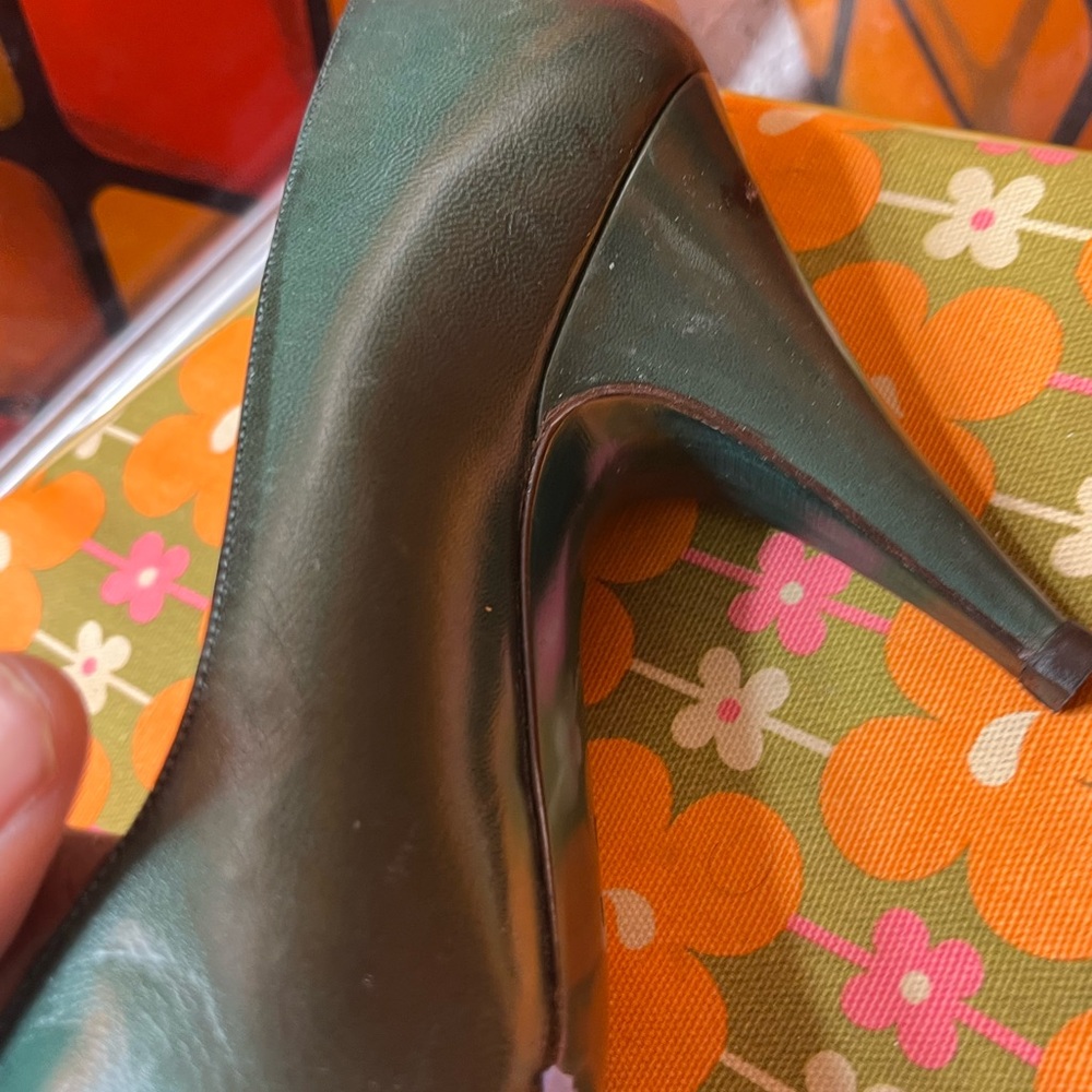 Vintage 1980’s Bruno Magli Size 8 Green Leather Heels with Croc Bow - Picture 6 of 17